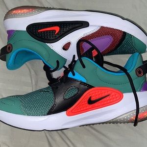 Mens Nike Joyride CD and the color GHOST/BRIGHT CRIMSON-BLACK